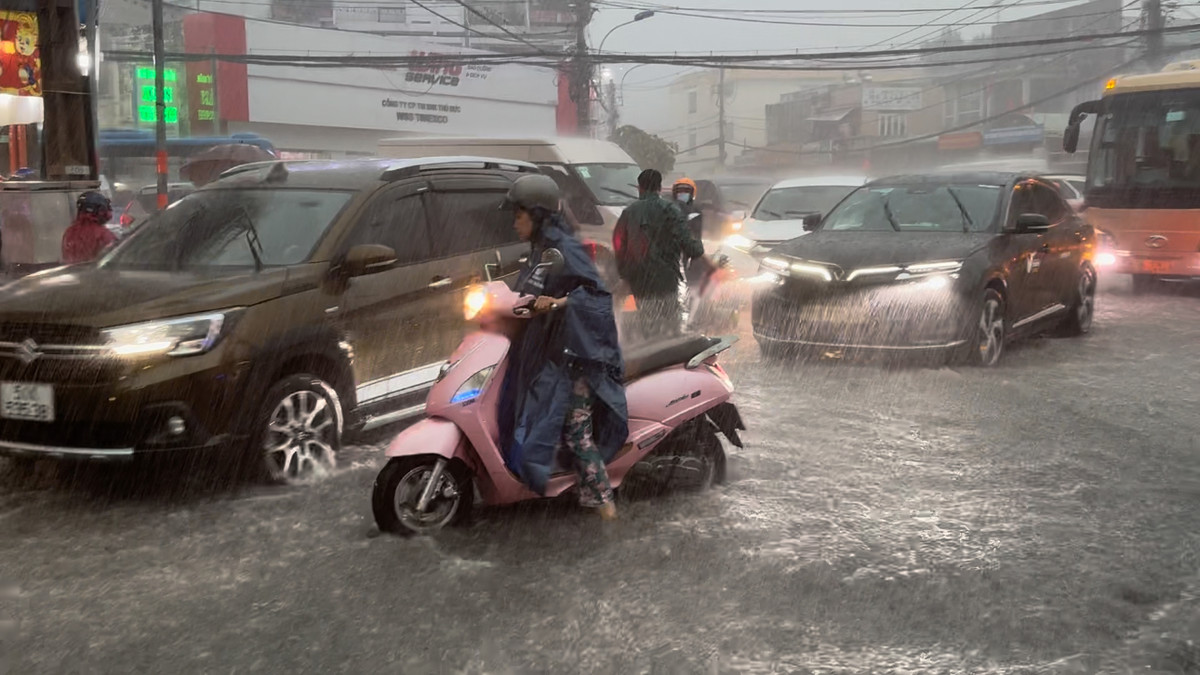 Lực lượng chức năng phải phong toả phương tiện không cho di chuyển vào đường lê Văn Ninh (phường Linh Tây) do nước ngập sâu.