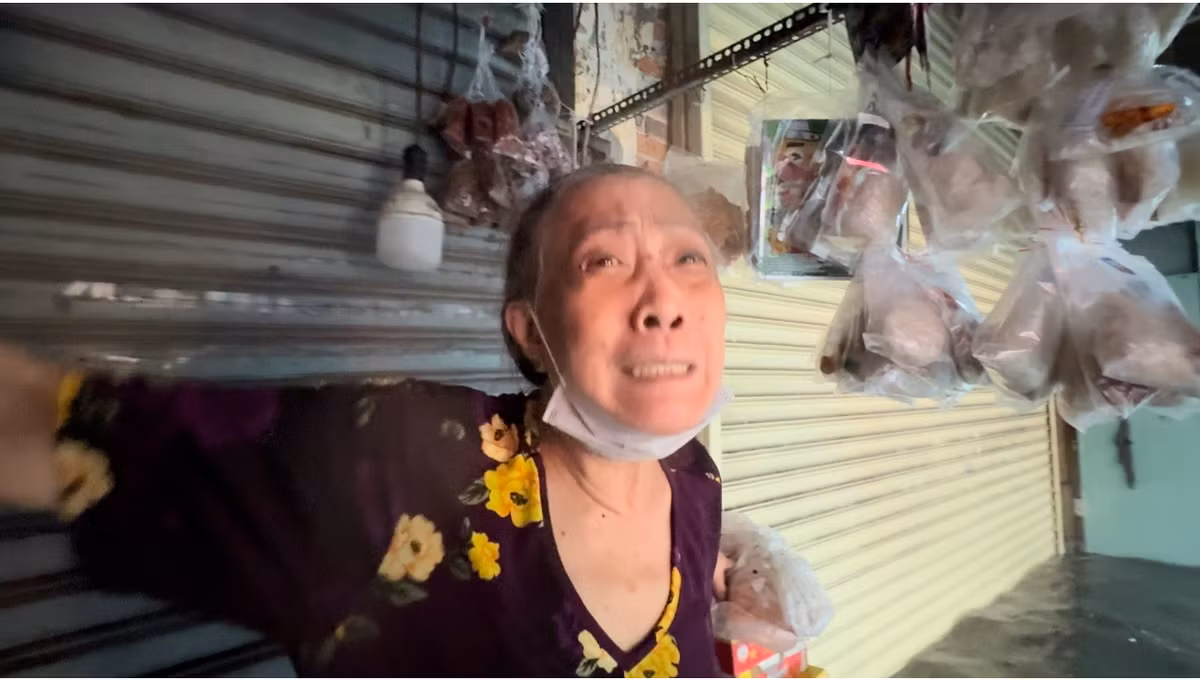 Người phụ nữ tiểu thương có tài sản hư hỏng nặng với gương mặt thất thần khi phải trãi qua những thời khắc kinh hoàng trong cơn mưa chiều 15/5.