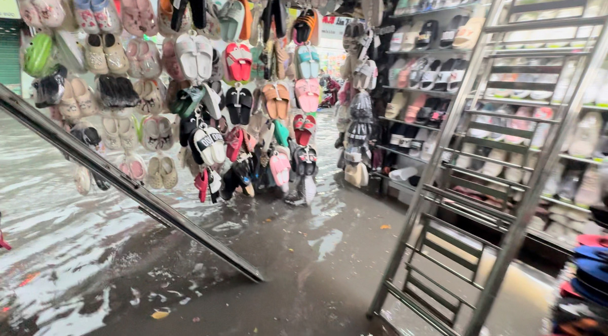 Tài sản trong chợ của tiểu thương chìm trong nước mưa.