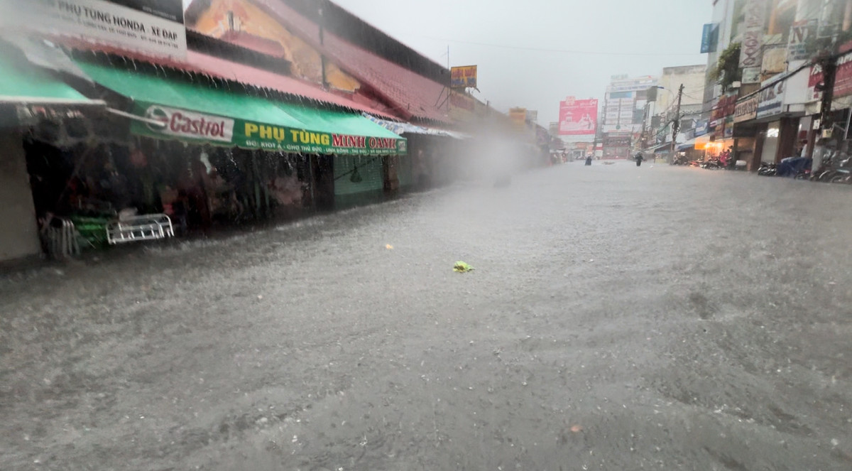 Khu vực chợ Thủ Đức chìm trong biển nước.