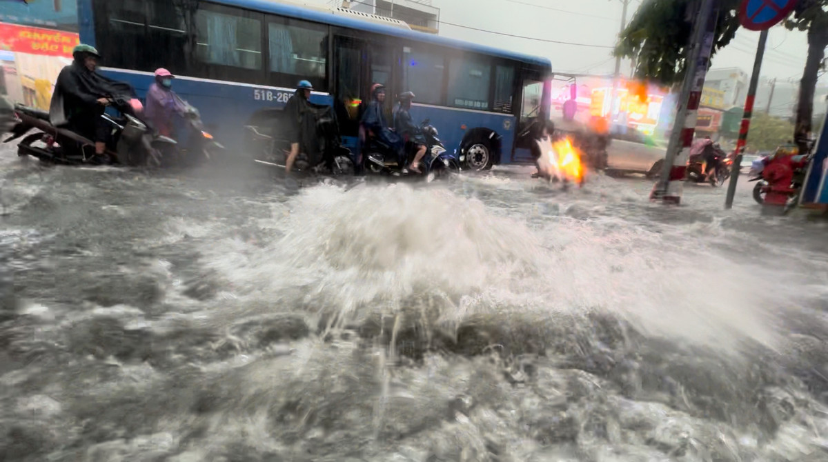 Tuyến đường Đặng Văn Bi (đoạn qua phường Bình Thọ, TP Thủ Đức) nhiều họng cống nước phun cao nhiều mét.