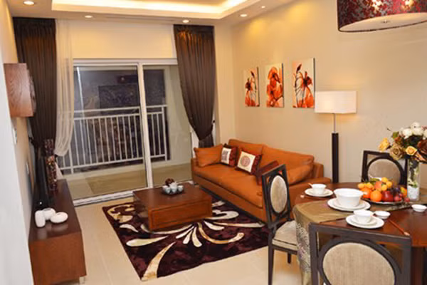 Ngoài ngôi nhà 3 tầng ở quận Tân Bình, năm 2014, Lam Trường tậu một căn hộ ở Quận 6, TP HCM. Căn hộ xinh xắn có diện tích 86.5m2, giá gần 2 tỷ đồng được mua để nam ca sĩ chuẩn bị cưới vợ.