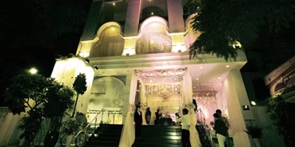 Ít ai biết, ngoài việc ca hát, Lam Trường còn làm kinh doanh nhiều năm qua. Khối tài sản lớn anh có được cũng là nhờ thành công trên con đường ca hát và kinh doanh. Lam Trường từng sở hữu một nhà hàng chuyên tổ chức tiệc cưới và sự kiện ở ngay Quận 1, TP HCM. Vì một số lí do, dù đang hoạt động thuận lợi nhưng nhà hàng vẫn phải đóng cửa. Sau đó, Lam Trường đầu tư mở lại nhà hàng ở Quận 3.