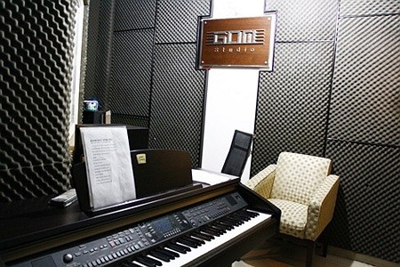 Phòng thu âm hiện đại của Lam Trường được trang bị những thiết bị tối tân nhất.