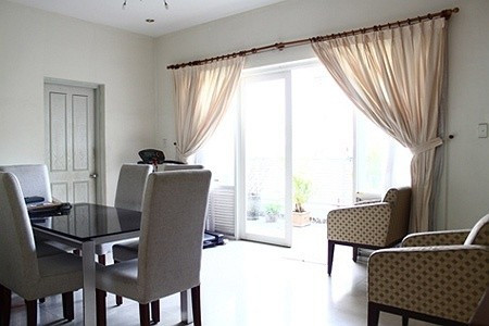 Ngôi nhà khá rộng rãi, trang nhã với nội thất hiện đại