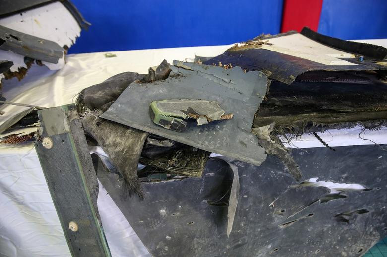 Cận cảnh mảnh vỡ UAV Mỹ được trưng bày tại thủ đô Tehran, Iran, ngày 21/6.