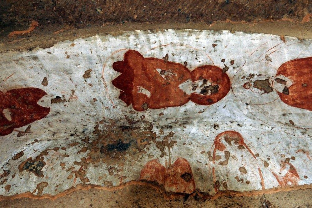 Những bức tranh có tuổi đời cả thiên niên kỷ được vẽ trên nóc hang cũng bị phá hủy. Bamiyan cách Kabul khoảng 250 km và từng là thành phố nhỏ trên con đường tơ lụa, nơi tồn tại một vài tu viện Phật giáo. Ảnh: AFP. 