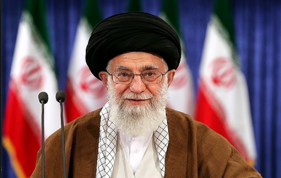 Ông Khamenei bị ám sát "hụt" vào ngày 27/6/1989, vài tuần sau khi ông được bổ nhiệm làm lãnh tụ tối cao Iran. May mắn thoát nạn nhưng vụ tấn công khi đó khiến cánh tay phải của ông bị thương. Ảnh: VW.