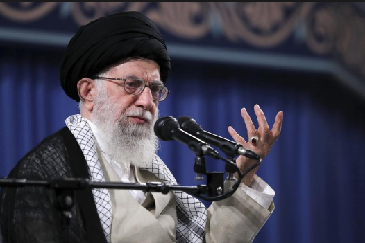 Năm 2010, Tạp chí Forbes xếp ông Khamenei ở vị trí thứ 26 trong danh sách "những người quyền lực nhất thế giới". Ông được mô tả là một trong 3 người có sức ảnh hưởng quan trọng nhất ở Cộng hòa Hồi giáo Iran. Ảnh: CDA.