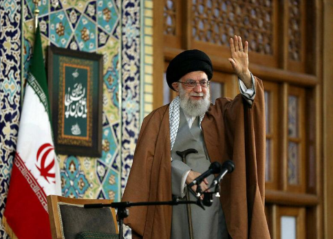 Sau khi ông Khomeini qua đời, ông Khamenei, khi đó 49 tuổi, được Hội đồng Chuyên gia bổ nhiệm làm lãnh tụ tối cao mới của nước Cộng hòa Hồi giáo Iran vào tháng 6/1989. Ảnh: Reuters.