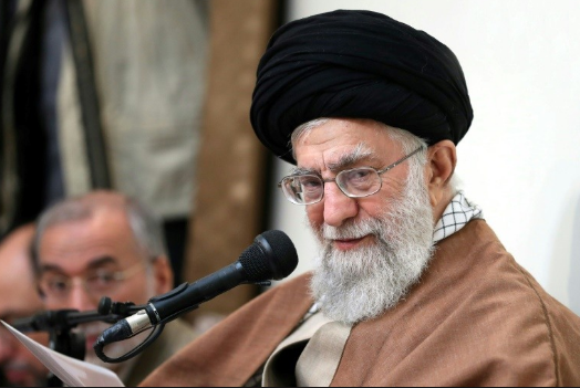 Ông Khamenei được xem là người quyền lực nhất Iran, có thể đưa ra quyết định cuối cùng về các chính sách của chính phủ trong nhiều lĩnh vực như kinh tế, đối ngoại,... Ảnh: GP.