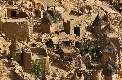 Những cuộc tấn công qua lại giữa các sắc tộc bắt đầu khi một nhóm cực đoan, chủ yếu là người Fulani, bắt đầu tấn công nhằm vào các nhóm thiểu số người Bambara và Dogon. Ảnh: Independent.