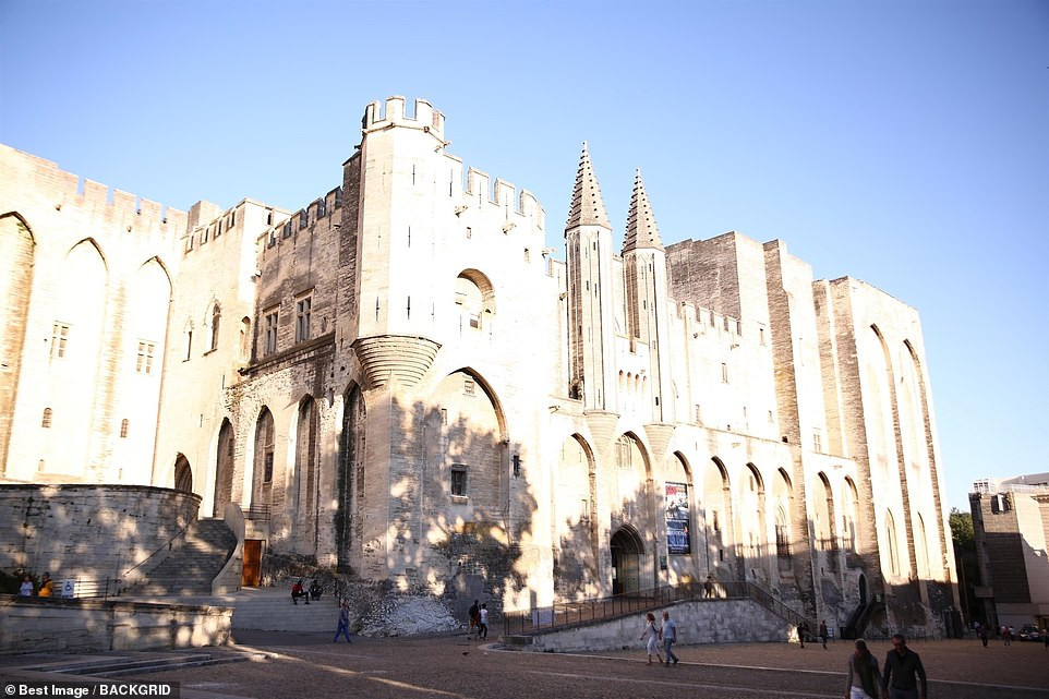 Ai nu nha ong Obama “hut” ong kinh truyen thong khi tham Phap