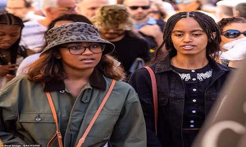 Sự xuất hiện của gia đình cựu Tổng thống Mỹ, đặc biệt là hai ái nữ nhà ông Obama, thu hút sự quan tâm của nhiều người dân địa phương cũng như giới truyền thông.