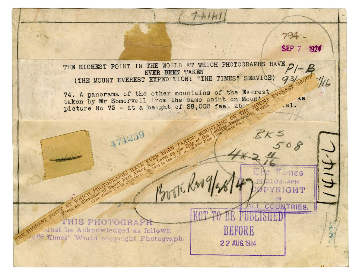 Vào thời điểm đó, hình ảnh này được chú thích là điểm cao nhất trên thế giới được chụp lại. Theo New York Times, những ngọn núi này là "tháp nước của châu Á". Khi băng tan dẫn đến mất nước sẽ ảnh hưởng đến cuộc sống của hơn một tỷ người ở hạ lưu, đồng thời, không ai có thể chinh phục đỉnh Everest thêm nữa. Khi băng biến mất, nước cũng biến mất, ảnh hưởng đến hơn một tỷ người sống ở hạ lưu. Ảnh: The New York Times.