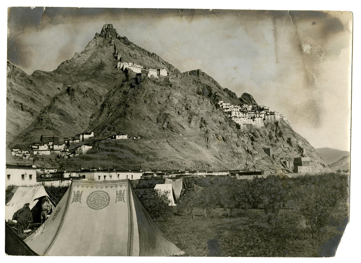 Trong cuộc thám hiểm năm 1921, nhóm đã cắm trại gần thị trấn Shekar Dzong. Vào thời điểm đó, Nepal bị đóng cửa đối với người nước ngoài. Vì vậy, mọi cách tiếp cận với Everest đều phải được thực hiện từ phía Tây Tạng. Ảnh: The New York Times.