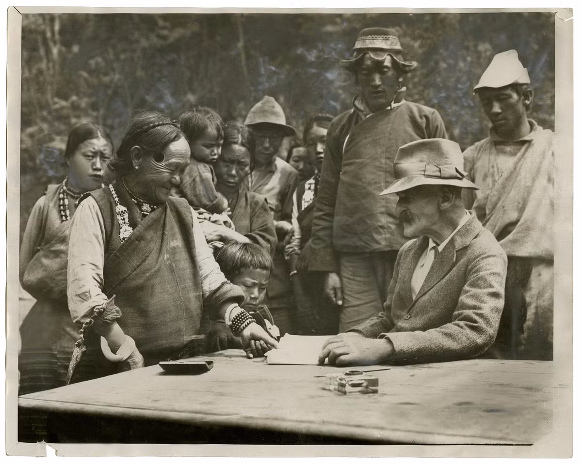 Người phát tiền cho cuộc thám hiểm năm 1924 lấy dấu vân tay của một số người dân địa phương hỗ trợ cho đoàn thám hiểm. Đỉnh Everest đặt theo tên của một quan chức của Đế quốc Anh. Người dân ở đây thường gọi dãy Himalaya là "nữ thần" hoặc "người mẹ". Ảnh: The New York Times.