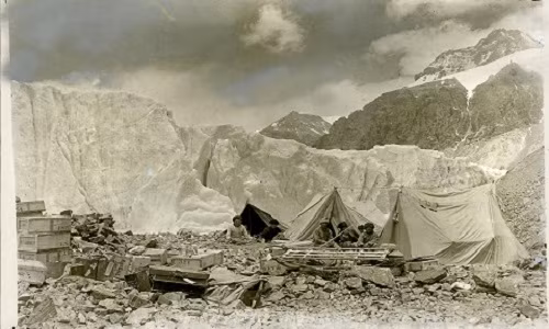 Đoàn thám hiểm đã thử chinh phục đỉnh Everest ba lần vào mùa xuân năm 1922. Sau lần thứ ba, một trận lở tuyết đã giết chết 7 người khuân vác nên nhóm chinh phục đã bỏ cuộc và quay trở lại trại sông băng Rongbuk, nằm trên dãy núi Himalaya phía nam Tây Tạng. Ảnh: The New York Times.