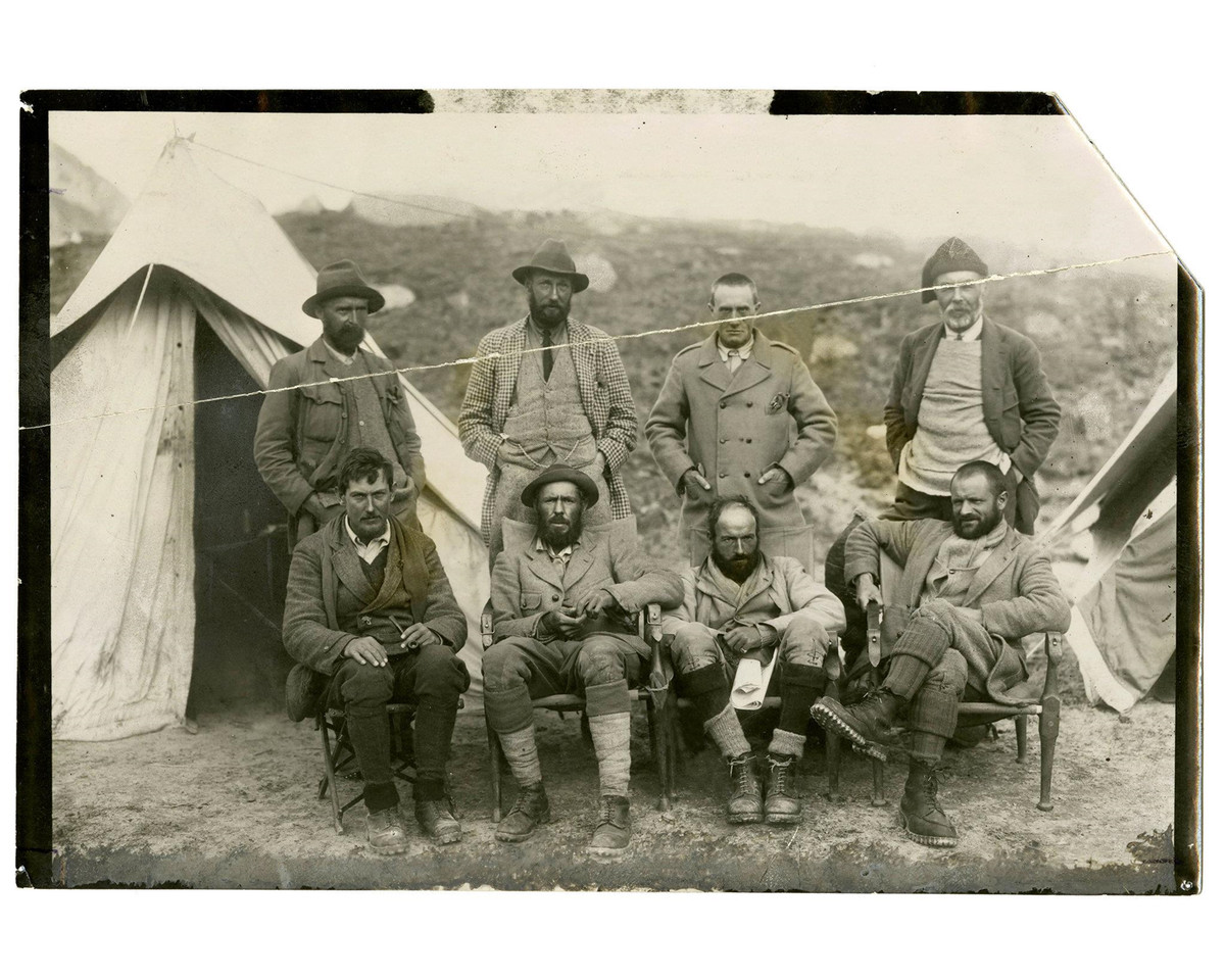 Các thành viên của đoàn thám hiểm năm 1921, những người đặt nền móng trong việc chinh phục đỉnh Everest năm 1922. Đứng từ trái sang: Tiến sĩ, nhà tự nhiên học Sandy Wollaston; Đại tá Howard-Bury; Tiến sĩ, nhà địa chất Alexander Heron; nhà leo núi Harold Raeburn. Ngồi từ trái sang là chuyên gia leo núi George Mallory; Đại úy Edward Wheeler, một nhà khảo sát nhiếp ảnh; nhà leo núi Guy Bullock và Thiếu tá, nhà khảo sát Henry Morshead. Ảnh: The New York Times.