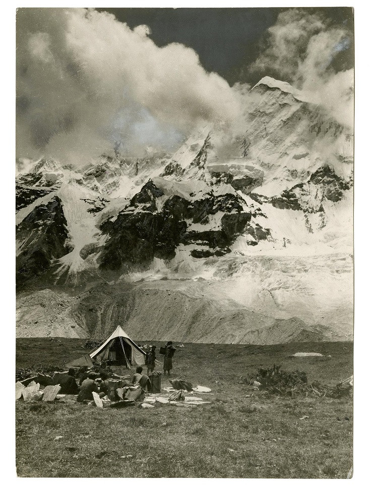 Bốn trong số năm ngọn núi cao nhất thế giới đã được phát hiện ở dãy Himalaya. Makalu là ngọn núi cao thứ năm trên thế giới ở độ cao 8.463 m, nằm trên dãy Himalaya, cách đỉnh Everest 19 km về phía đông nam. Tuy nhiên, nó đã bị đoàn thám hiểm bỏ qua vào năm 1921. Ảnh: The New York Times.