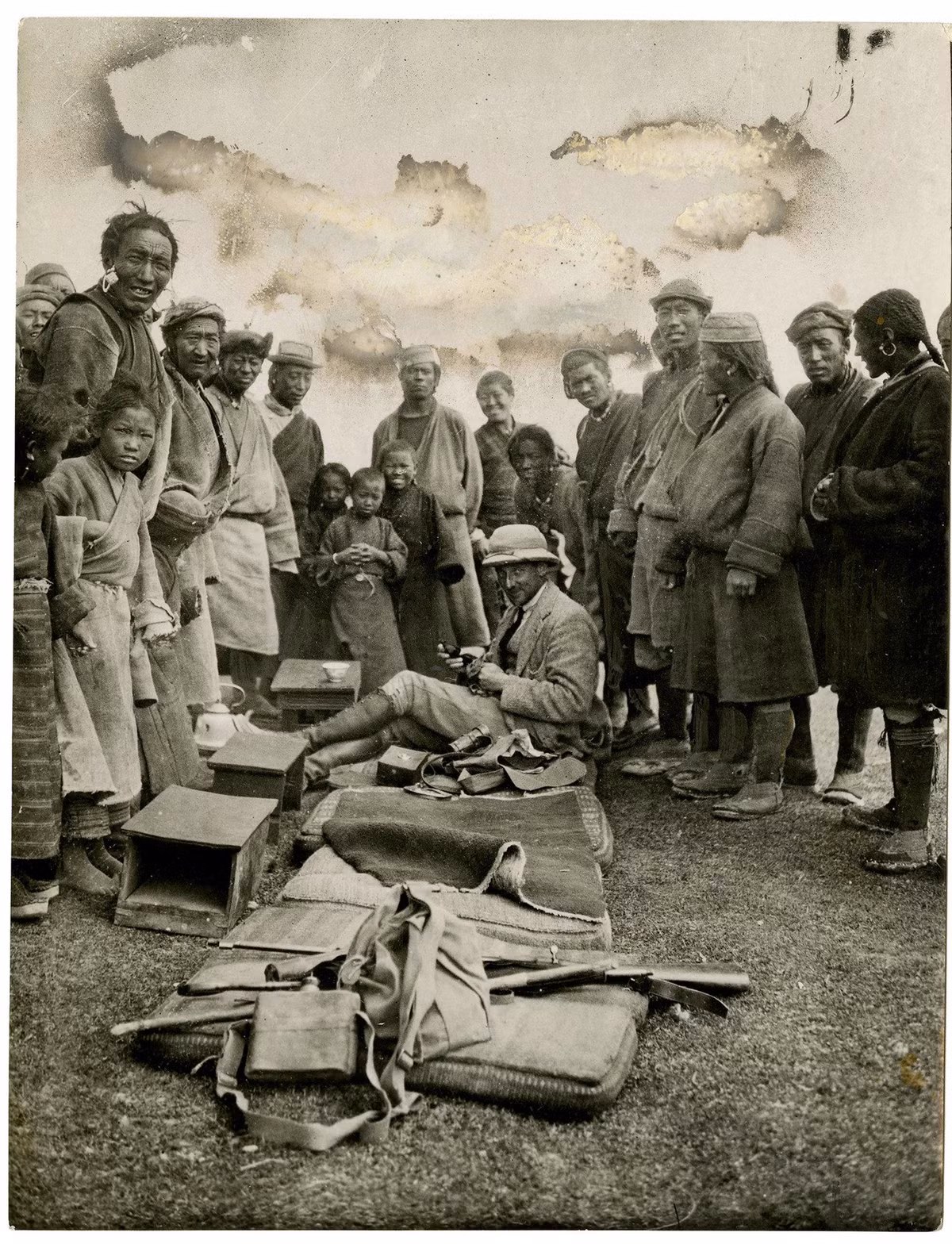 Đoàn thám hiểm năm 1921 do Đại tá Charles Howard-Bury dẫn đầu. Ảnh: The New York Times.