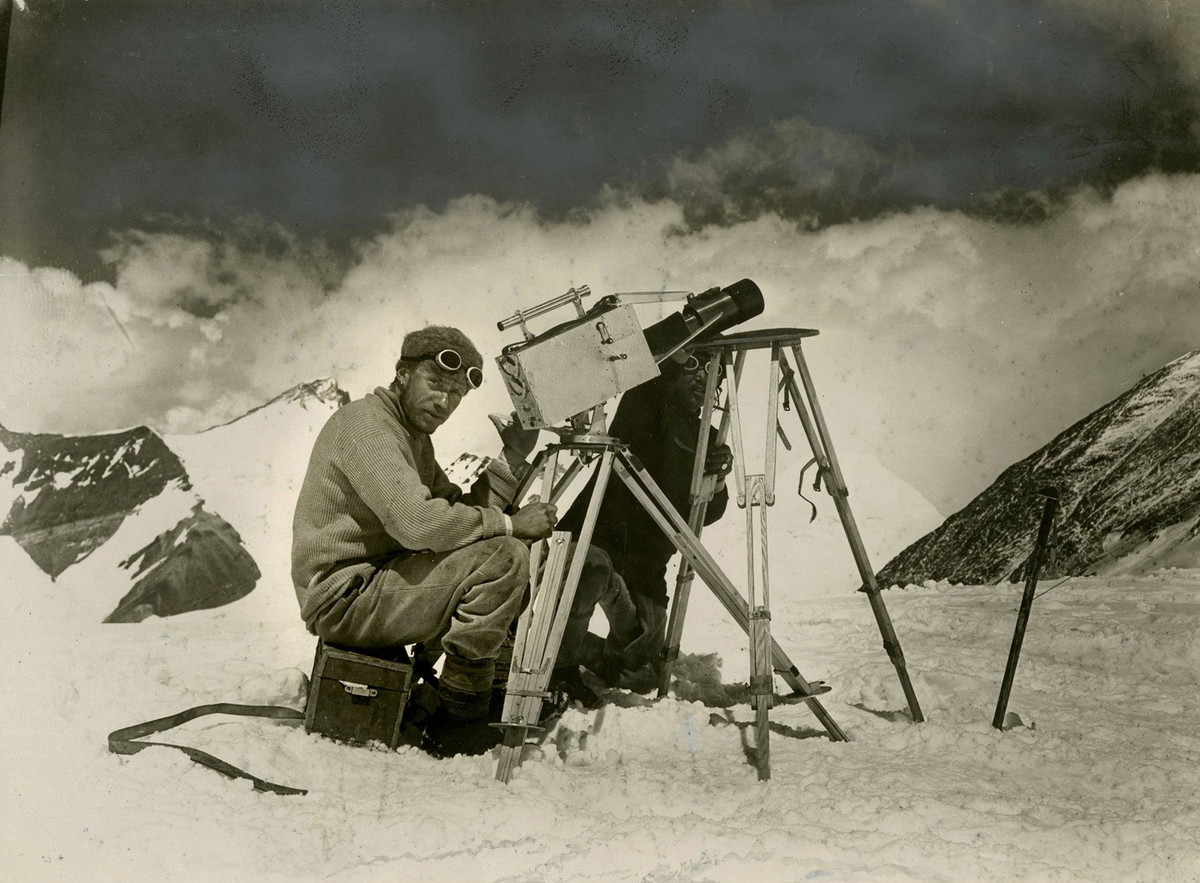 Những ngọn núi yên tĩnh, phủ tuyết trắng xóa đến mức lóa mắt từ lâu đã lạnh lùng với những du khách nhỏ bé - những người đàn ông châu Âu trong năm tháng suy tàn của Đế quốc Anh - đến đây để chinh phục đỉnh Everest. Đại úy John Noel là một nhiếp ảnh gia và nhà làm phim, từng đi cùng đoàn thám hiểm Hiệp hội Địa lý Hoàng gia Anh lên đỉnh Everest vào năm 1922 như một nỗ lực để được ghi nhận là nhóm đầu tiên leo lên đỉnh núi cao nhất thế giới. Ông đã sử dụng ống kính tele để chụp nhà hóa học George Finch và Đại úy John Geoffrey Bruce trong bức ảnh đầu tiên trên đỉnh Everest. Ảnh: The New York Times.