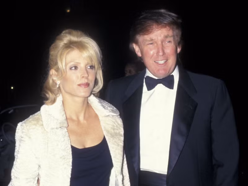 Mặc dù chấp nhận bản hợp đồng nhưng bà Maples rõ ràng không hề hài lòng với sự sắp xếp này khi nói rằng bà đã từ bỏ một số điều khoản trong bản thỏa thuận ban đầu sau 2 năm cãi vã và từ bỏ cả "những cam kết bằng lời mà ông Trump đã hứa trong mối quan hệ 12 năm của chúng tôi".