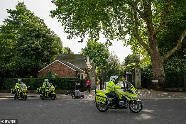 An ninh được thắt chặt tại dinh thự Winfield, nơi Tổng thống Trump sẽ lưu lại trong chuyến thăm Anh. Ảnh: SWNS.