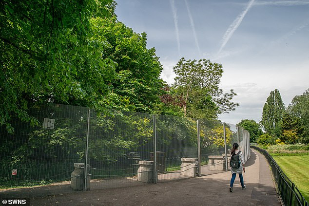 Hàng rào xung quanh dinh thự Winfield. Ảnh: SWSN.