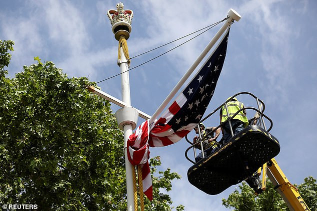 Các công nhân đang treo cờ Mỹ trên con đường dẫn tới Cung điện Buckingham ở London, trước chuyến thăm Anh của ông Trump. Ảnh: Reuters.