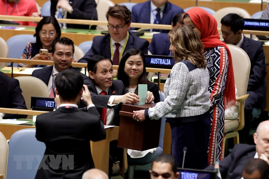 Thứ trưởng Bộ Ngoại giao Lê Hoài Trung (giữa) trước đó bỏ phiếu bầu 5 quốc gia ủy viên không thường trực HĐBA LHQ nhiệm kỳ 2020-2021, tại New York, Mỹ, ngày 7/6/2019. Ảnh: TTXVN.