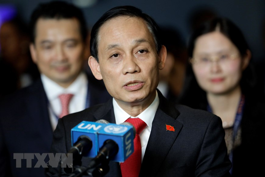 Thứ trưởng Bộ Ngoại giao Lê Hoài Trung, Trưởng đoàn Việt Nam, phát biểu tại cuộc họp báo tại New York, Mỹ, ngày 7/6. Ông bày tỏ sự cảm ơn đối với cộng đồng quốc tế, đồng thời cam kết Việt Nam sẽ đóng vai trò xây dựng và có trách nhiệm trên cương vị mới tại HĐBA LHQ. Ảnh: TTXVN.