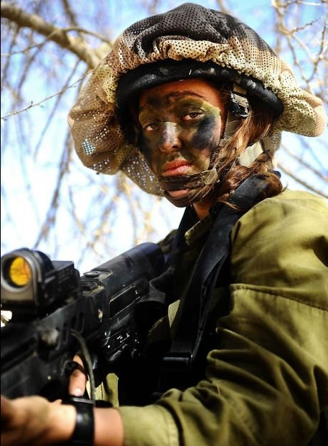 Ảnh nữ quân nhân Israel xinh đẹp "hút mắt" trên sa mạc - Hình 2 Anh nu quan nhan Israel xinh dep