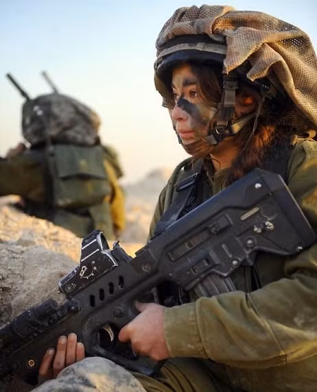 Ảnh nữ quân nhân Israel xinh đẹp "hút mắt" trên sa mạc - Hình 5 Anh nu quan nhan Israel xinh dep