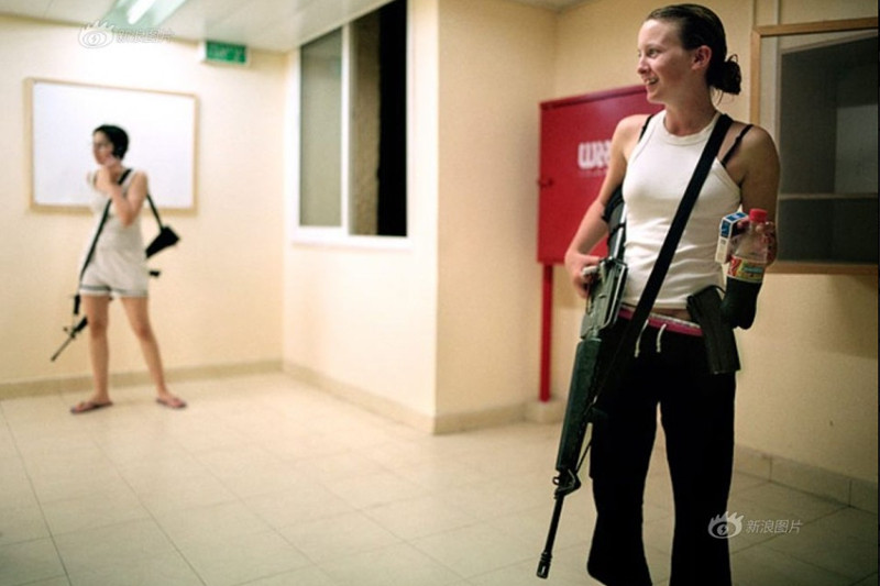 Ảnh nữ quân nhân Israel xinh đẹp "hút mắt" trên sa mạc - Hình 12 Anh nu quan nhan Israel xinh dep