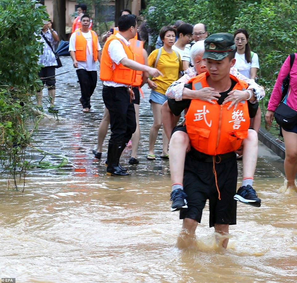 Các nhà chức trách ước tính, trận lũ lụt đã tàn phá 31.000 hecta mùa màng, gây thiệt hại kinh tế ước tính lên đến 10 tỷ nhân dân tệ (khoảng 1,5 tỷ USD). Ảnh: EPA.