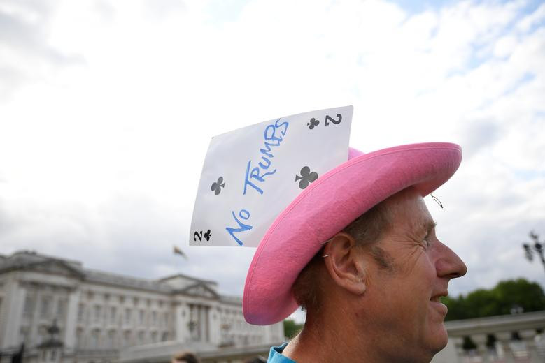 Tại trung tâm thủ đô London, hàng chục nghìn người, trong đó phần lớn là các nhà hoạt động môi trường, các nhà vận động chống phân biệt chủng tộc,...dự kiến tham gia cuộc tuần hành phản đối Tổng thống Trump.