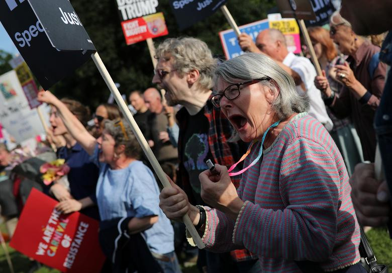 Khi trực thăng chở gia đình Tổng thống Mỹ Donald Trump tới Cung điện Buckingham, nhiều người biểu tình đã tập trung trước cổng và mang theo vô số biểu ngữ để thể hiện sự phản đối nhiều chính sách của ông chủ Nhà Trắng.