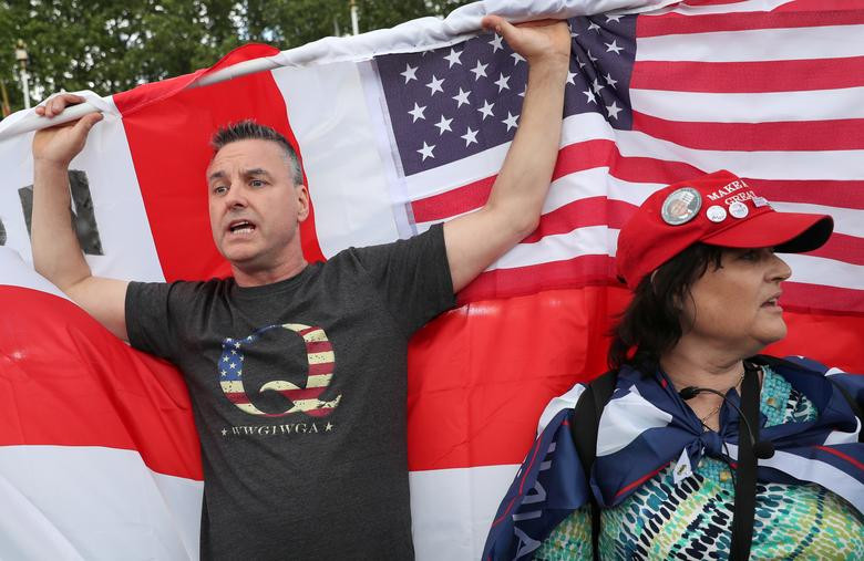 Người phụ nữ đội chiếc mũ có khẩu hiệu "Đưa nước Mỹ vĩ đại trở lại" để bày tỏ sự ủng hộ đối với Tổng thống Trump.