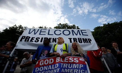 Những người ủng hộ mang theo khẩu hiệu "Chào mừng Tổng thống Trump" tập trung bên ngoài Cung điện Buckingham ở London ngày 3/6.