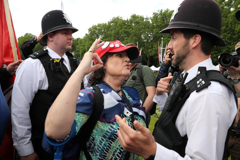 Một người ủng hộ ông Trump trao đổi với cảnh sát bên ngoài Cung điện Buckingham.