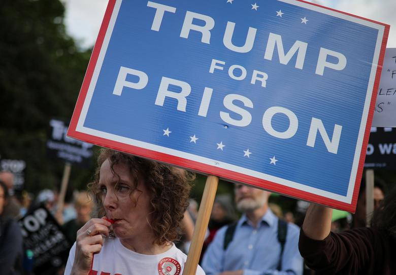 Trước đó, truyền thông Anh đưa tin, khoảng 250.000 người dự kiến sẽ tham gia biểu tình phản đối Tổng thống Trump. Họ tuyên bố sẽ tìm mọi cách gây rối loạn lịch trình làm việc của nhà lãnh đạo Mỹ.