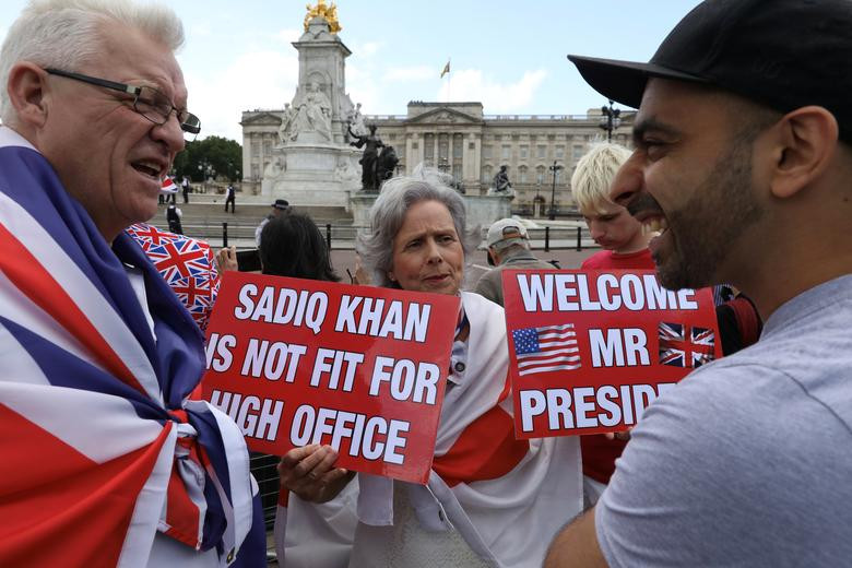 Mặc dù vậy, vẫn nhiều người bày tỏ sự ủng hộ đối với ông chủ Nhà Trắng, trong đó có Jennifer Holdcroft và chồng bà Tony.