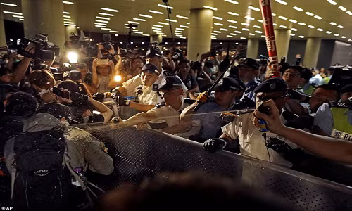 Bat chap khung hoang, Dac khu truong Hong Kong tuyen bo cung ran