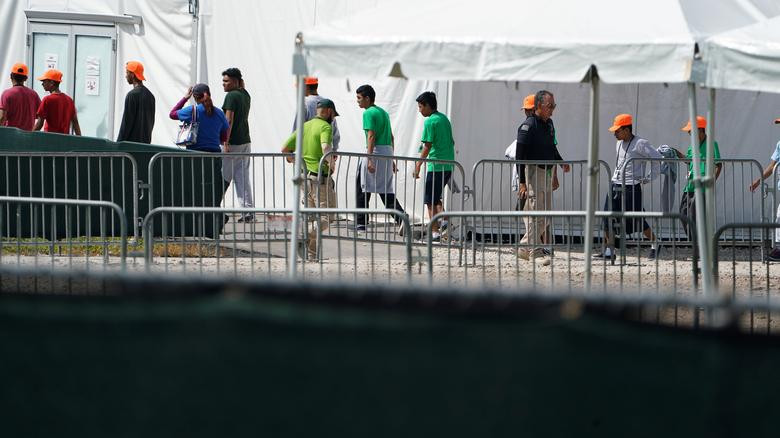 Các em nhỏ tại Homestead từng phàn nàn về điều kiện sống ở đây, chẳng hạn như khu trại rất ồn ào, chật chội và không có không gian riêng.