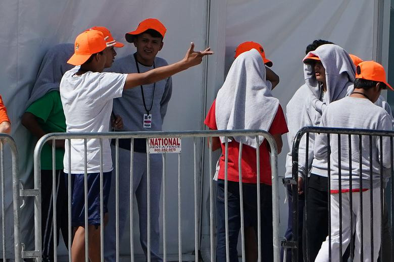 Các lán trại được dựng lên cho những em nhỏ nhập cư ở tạm thời tại trung tâm Homestead.