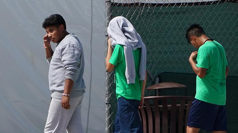 Các thanh thiếu niên này không đi cùng người thân của chúng, bị lực lượng an ninh Mỹ bắt giữ tại khu vực biên giới (Mỹ-Mexico) trước đó.