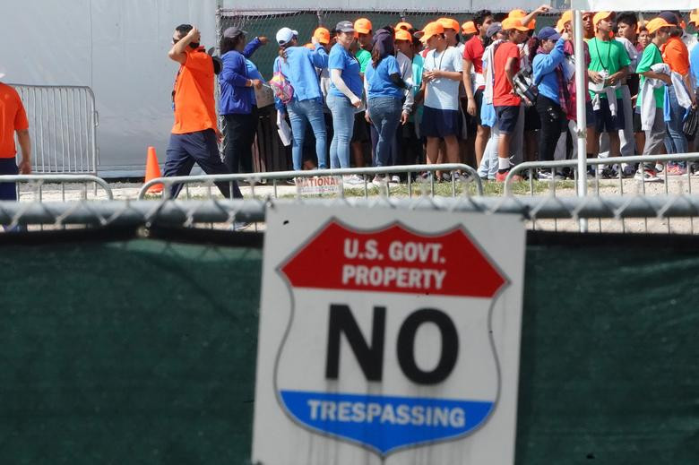 Được biết, trung tâm Homestead là cơ sở lớn nhất ở Mỹ tạm giữ những em nhỏ nhập cư trái phép không có người lớn đi cùng.