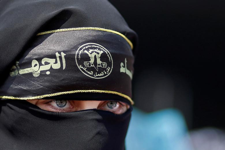 Một phụ nữ Palestine trùm kín mặt tham gia vào cuộc biểu tình ở thành phố Gaza ngày 25/6. Ảnh: Reuters.