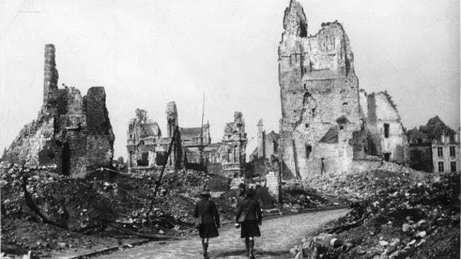 Cảnh tượng hoang tàn ở Khách sạn De Ville, Arras, Pháp năm 1914.